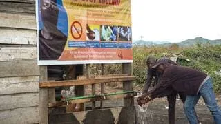 REPORTAGE. « UNE FORTE RÉSISTANCE » : FACE À L’ÉPIDÉMIE D’EBOLA, LA MÉFIANCE DES COMMUNAUTÉS RURALES FREINE LA RIPOSTE