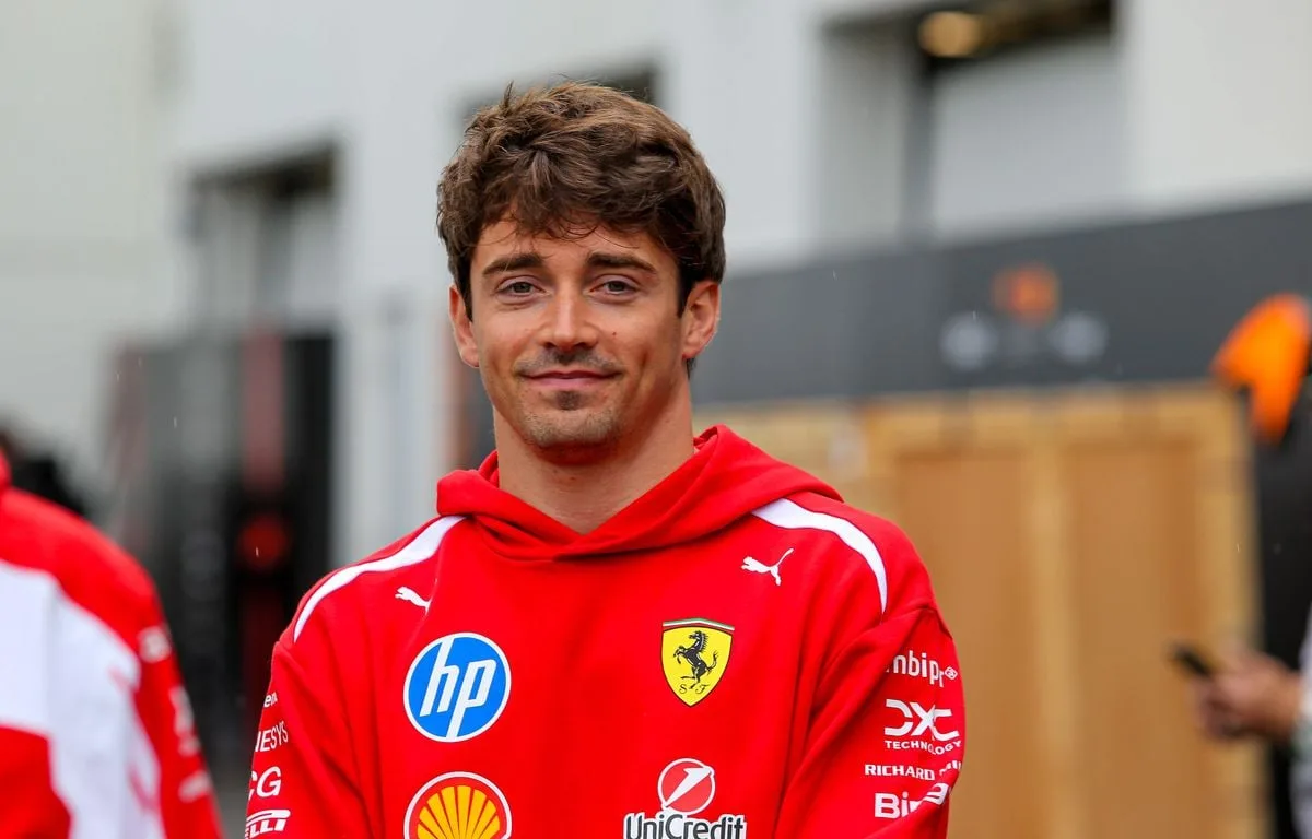 FERRARI : « JE CROIS PLUS QUE JAMAIS EN CETTE ÉQUIPE… » CHARLES LECLERC PROLONGE SON CONTRAT AVEC LA SCUDERIA