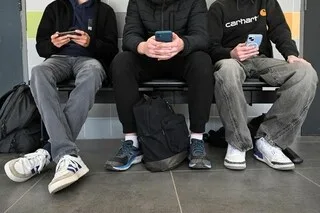 RENTRÉE 2026 : POURQUOI L’INTERDICTION DU PORTABLE AU LYCÉE NE SERA APPLIQUÉE QUE PROGRESSIVEMENT AU PREMIER TRIMESTRE