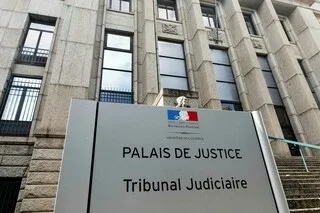 PENSION ALIMENTAIRE : UN ENFANT MAJEUR PEUT POURSUIVRE L’UN DE SES PARENTS DIVORCÉS POUR QU’IL FINANCE SES ÉTUDES