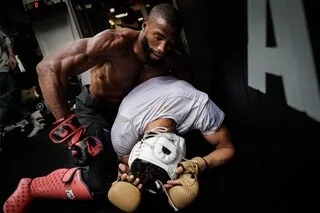 UFC PARIS. « S’ILS ME PAYENT AUTANT POUR AFFRONTER LES GAMINS » : DAN HOOKER APPÂTÉ PAR LE GAIN POUR DÉFIER PARNASSE