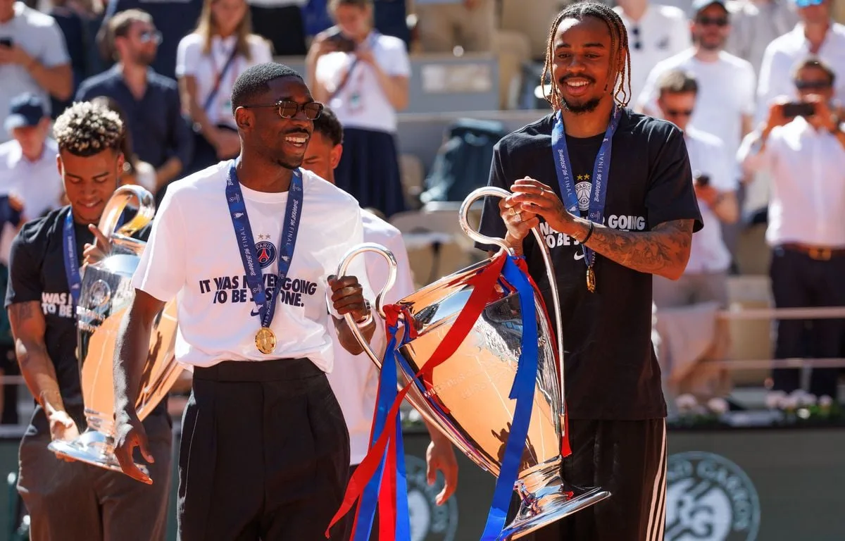 LE PSG CHAMPION D’EUROPE : RUE DU KVICHA-QUI-PÊCHE, PONT BIR-HAKIMI… DES ARTISTES RENOMMENT LES RUES PARISIENNES