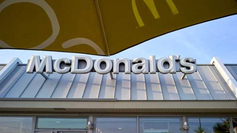 UN INFLUENCEUR VICTIME D’UNE AGRESSION HOMOPHOBE DANS UN MCDONALD’S DE MARSEILLE