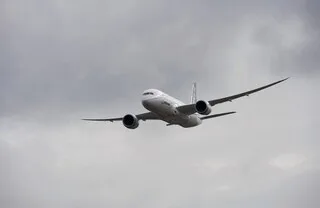 « LES PASSAGERS SONT SAINS ET SAUFS » : UN BOEING HEURTE LA PISTE AU DÉCOLLAGE, LES PILOTES FONT DEMI-TOUR EN URGENCE