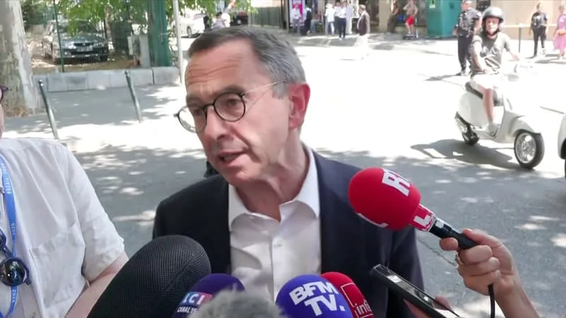 « PAR CONTRASTE, IL ME REND PLUS SYMPATHIQUE »: BRUNO RETAILLEAU IRONISE SUR LAURENT WAUQUIEZ APRÈS SES PROPOS SUR ÉDOUARD PHILIPPE