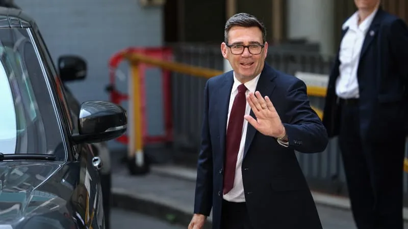IL RENONCE À UN PROJET DE CARTE D’IDENTITÉ POUR FINANCER LA SUPPRESSION DE LA TVA SUR L’ÉLECTRICITÉ: LE NOUVEAU PREMIER MINISTRE BRITANNIQUE DÉVOILE SES PREMIÈRES MESURES