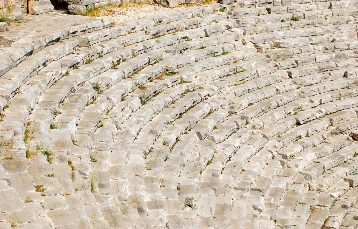 COMMENT UN ITALIEN A TROMPÉ DES MILLIERS DE TOURISTES PENDANT DES ANNÉES AVEC UN SITE ANTIQUE ENTIÈREMENT FAUX