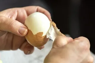 VOICI LA TECHNIQUE INFAILLIBLE POUR ÉCALER FACILEMENT UN ŒUF DUR, SELON LA SCIENCE