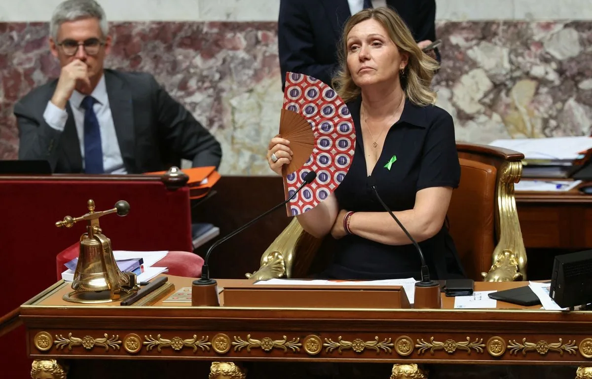CANICULE : LES DÉPUTÉS AUTORISÉS À TOMBER LA VESTE, CERTAINS PLAIDENT MÊME POUR LE « SHORT-POLO » À L’ASSEMBLÉE NATIONALE