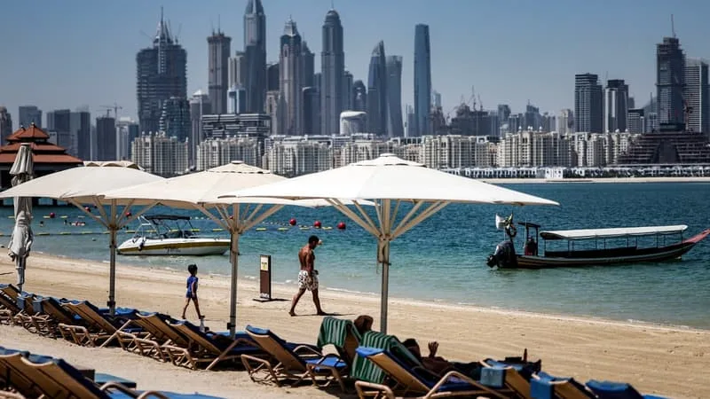 UNE VILLA SUR PILOTIS À DUBAÏ QUATRE FOIS MOINS CHÈRE QUE D’ORDINAIRE? ALORS QUE LES TOURISTES ÉTRANGERS DÉSERTENT L’ÉMIRAT À CAUSE DE LA GUERRE AU MOYEN-ORIENT, LES HÔTELS DE LUXE CASSENT LES PRIX POUR LES CLIENTS LOCAUX