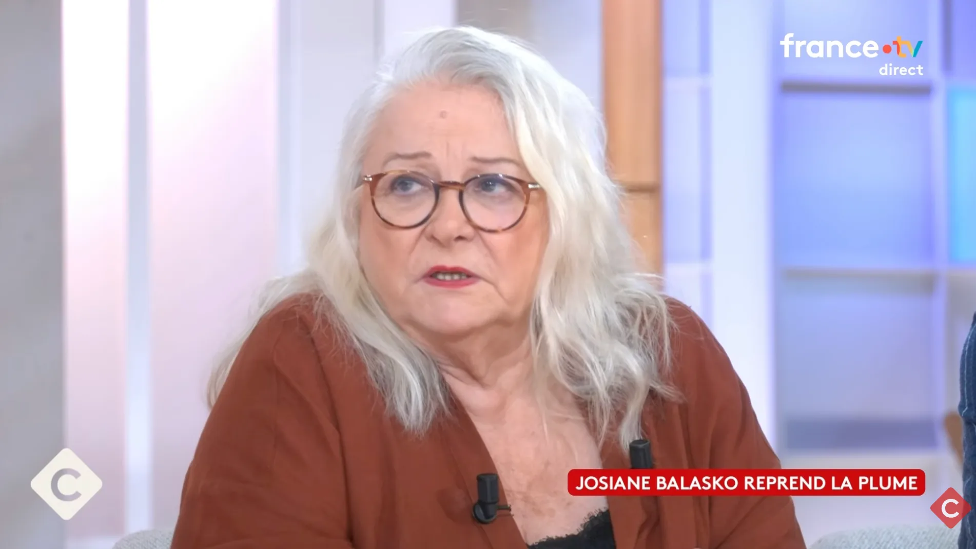 « C’EST TRUMP QUI M’A DONNÉ L’IDÉE », JOSIANE BALASKO DÉLAISSE LA COMÉDIE LE TEMPS D’UNE DYSTOPIE ÉCOLOGIQUE