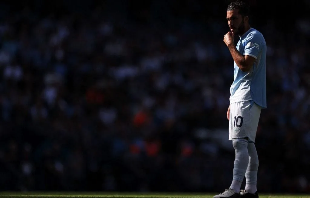 « ON SAIT QUAND IL N’EST PAS CONTENT »… CHERKI SORT DU BANC ET SAUVE MANCHESTER CITY AVEC DEUX PASSES DÉCISIVES