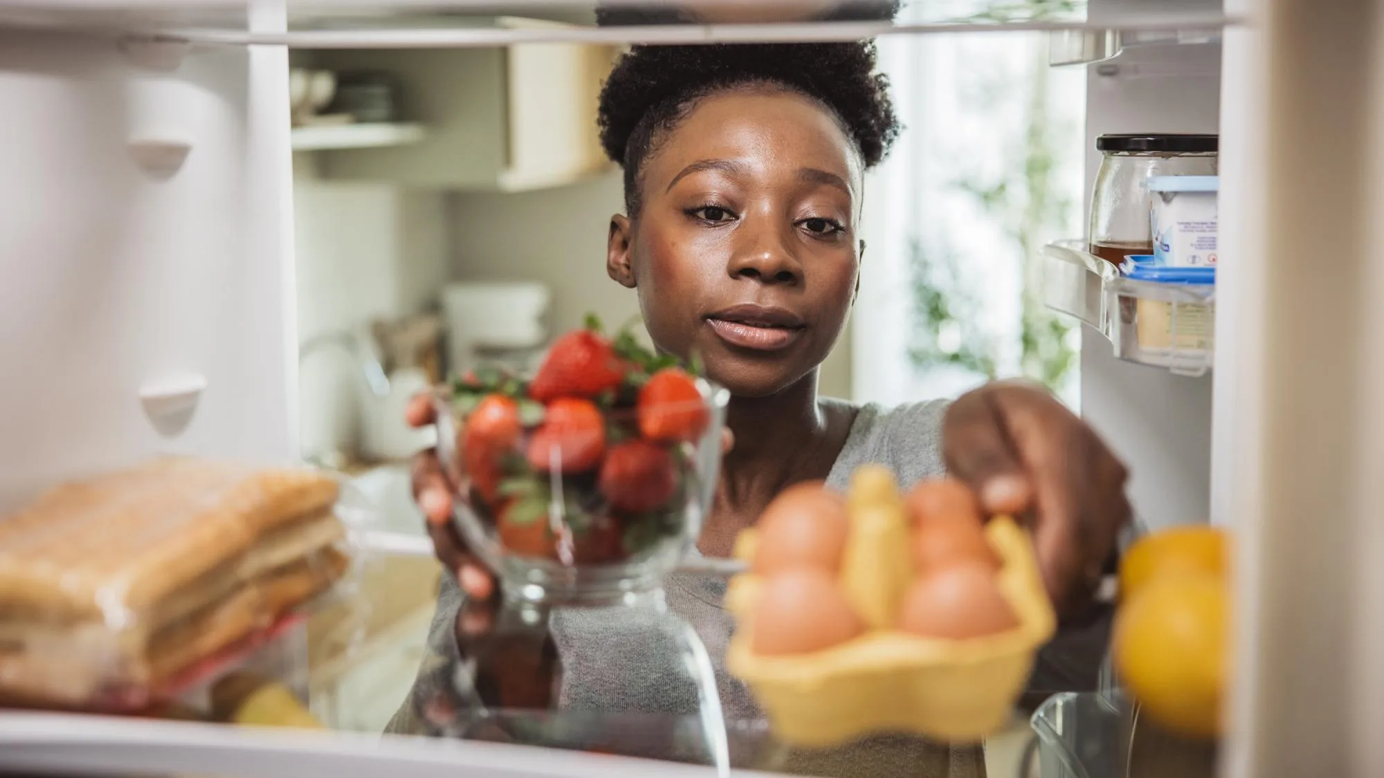 TOMATES, BEURRE, ŒUFS, BANANES… ON TRANCHE ENFIN LE DÉBAT « FRIGO OU PAS FRIGO ? » DE CES ALIMENTS (ET IL Y A DES SURPRISES)