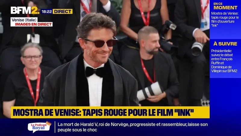 LES ACTEURS MAGGIE GYLLENHAAL ET JONATHAN BAILEY SUR LE TAPIS ROUGE DE LA MOSTRA DE VENISE