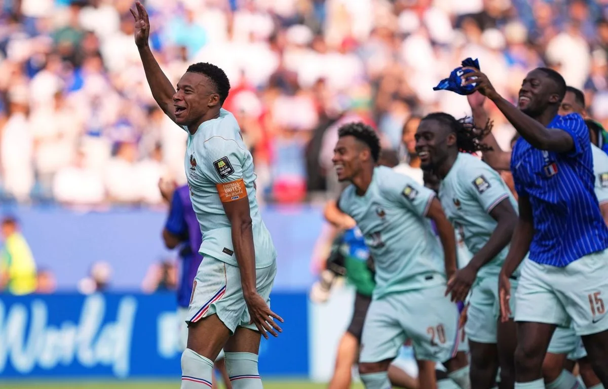 FRANCE – MAROC : LES BLEUS N’ONT PAS TREMBLÉ ET FILENT EN DEMIES… MBAPPÉ « NE DOUTE JAMAIS »… REVIVEZ LE MATCH AVEC NOUS…