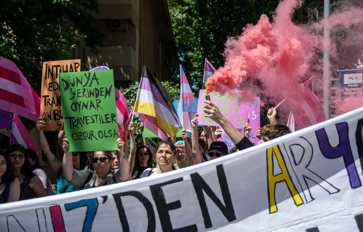 TURQUIE : UNE CINQUANTAINE D’ARRESTATIONS À LA GAY PRIDE D’ISTANBUL