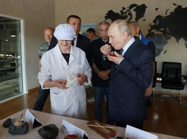 LE JAPON S’INDIGNE DE LA VISITE “INADMISSIBLE” DE VLADIMIR POUTINE DANS LES ÎLES KOURILES