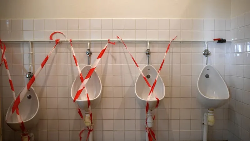 « LE SUJET N’EST PAS PRIS AU SÉRIEUX »: POURQUOI LES TOILETTES DEMEURENT L’ANGLE MORT DES ÉTABLISSEMENTS SCOLAIRES