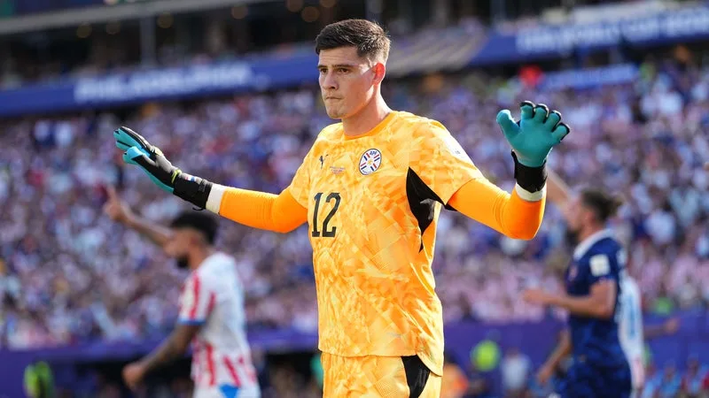 LILLE: « JE ME SUIS EXCUSÉ », LE GARDIEN PARAGUAYEN ORLANDO GILL NE VEUT PAS DE PROBLÈME AVEC ETHAN MBAPPÉ APRÈS SON CLASH AVEC KYLIAN LORS DE FRANCE-PARAGUAY