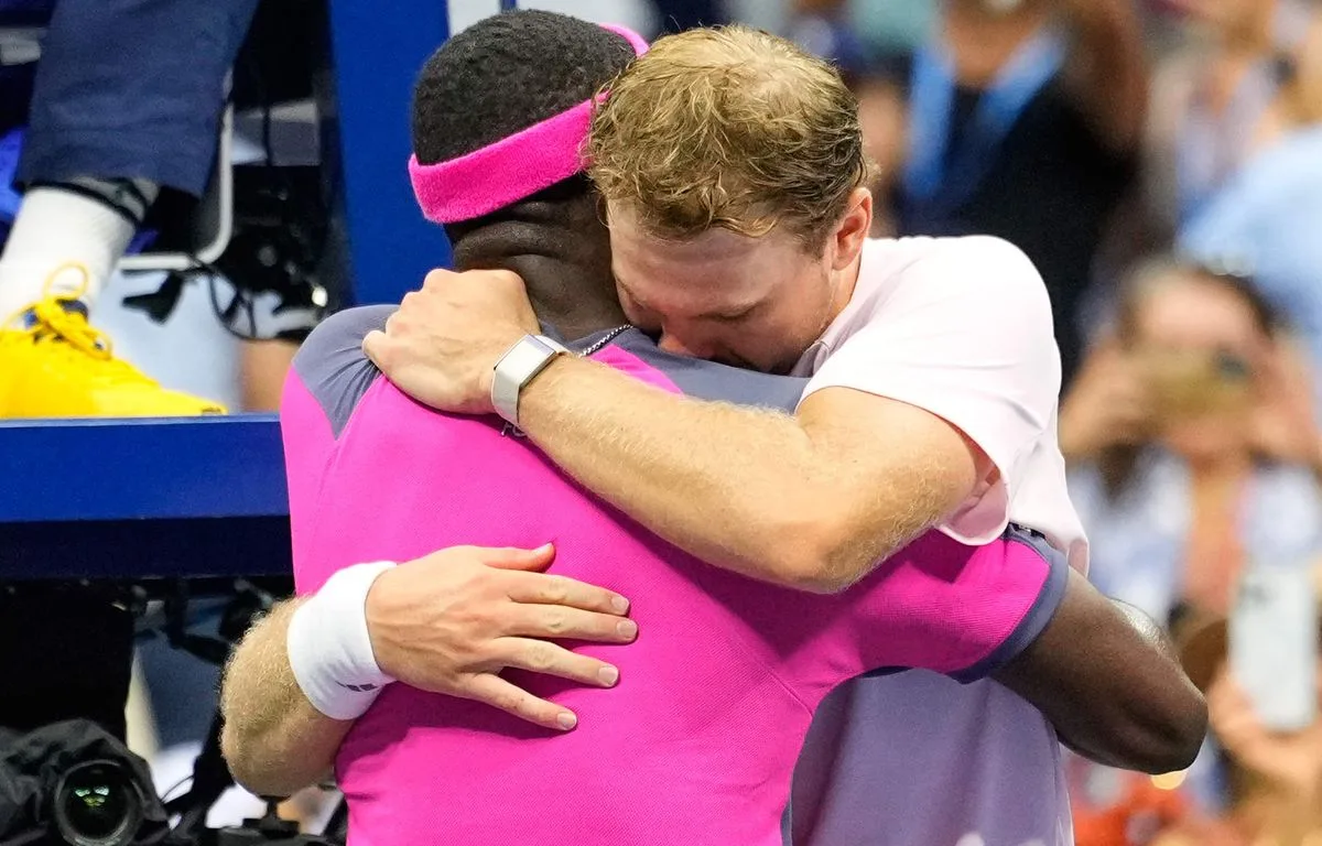 US OPEN : PASSÉ TOUT PRÈS D’UNE QUALIFICATION HISTORIQUE EN DEMIES, MICHELSEN FOND EN LARMES DANS LES BRAS DE TIAFOE