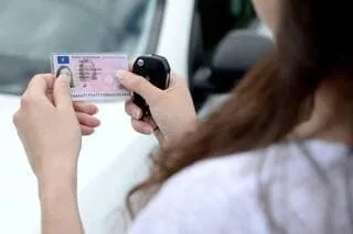 LES JEUNES BOUDENT LA CÉRÉMONIE CITOYENNE : FAUT-IL LES SANCTIONNER EN SUSPENDANT LES AIDES POUR LE PERMIS DE CONDUIRE ?