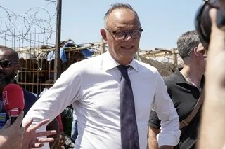 CRITIQUÉ PAR JEAN-LUC MÉLENCHON, ÉDOUARD PHILIPPE L’ENCOURAGE À VENIR À MAYOTTE CONSTATER LA « CRISE MIGRATOIRE »
