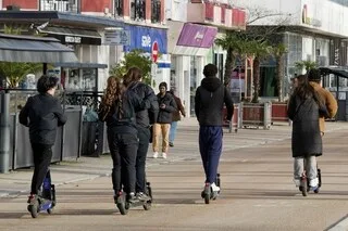 TROTTINETTES ÉLECTRIQUES ET AUTRES ENGINS MOTORISÉS : VOTRE ENFANT A-T-IL VRAIMENT LE DROIT DE ROULER AVEC ?