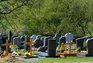 LOIRET : UN AN APRÈS LA MORT DE SON PÈRE, IL DÉCOUVRE QUE LE CAVEAU FAMILIAL A ÉTÉ INONDÉ