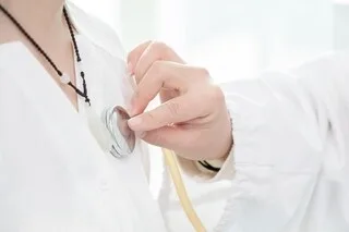 PARIS : DES CENTRES MÉDICAUX FACTURENT 30 € POUR CONSULTER PLUS VITE, UNE OFFRE QUI FAIT POLÉMIQUE