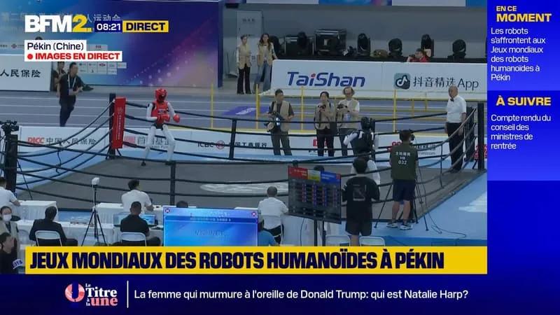 DES ROBOTS HUMANOÏDES S’AFFRONTENT SUR UN RING DE BOXE AUX JEUX MONDIAUX DES ROBOTS HUMANOÏDES À PÉKIN