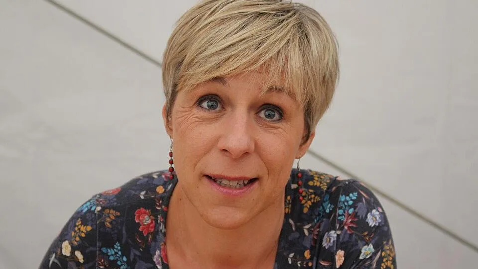 LA ROMANCIÈRE AGNÈS LEDIG REND SA LÉGION D’HONNEUR POUR PROTESTER CONTRE LA LOI D’URGENCE AGRICOLE
