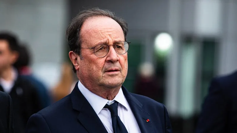 PRÉSIDENTIELLE 2027: FRANÇOIS HOLLANDE AFFIRME QU’IL N’EST PAS CANDIDAT « AUJOURD’HUI » ET QU’IL VOTERA À LA PRIMAIRE SOCIALISTE