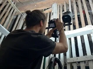 COMMENT LA COQUE D’UN NAVIRE MÉDIÉVAL A-T-ELLE PU SE RETROUVER… DANS LE PLAFOND D’UNE CAVE ?