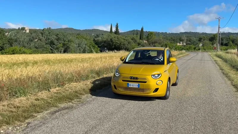 ESSAI. LA VERSION ÉLECTRIQUE N’A PAS EU LE SUCCÈS ESCOMPTÉ ALORS STELLANTIS REVIENT AU MODÈLE THERMIQUE: LE CONSTRUCTEUR MISE SUR LA NOUVELLE FIAT 500 HYBRID POUR RELANCER LES VENTES