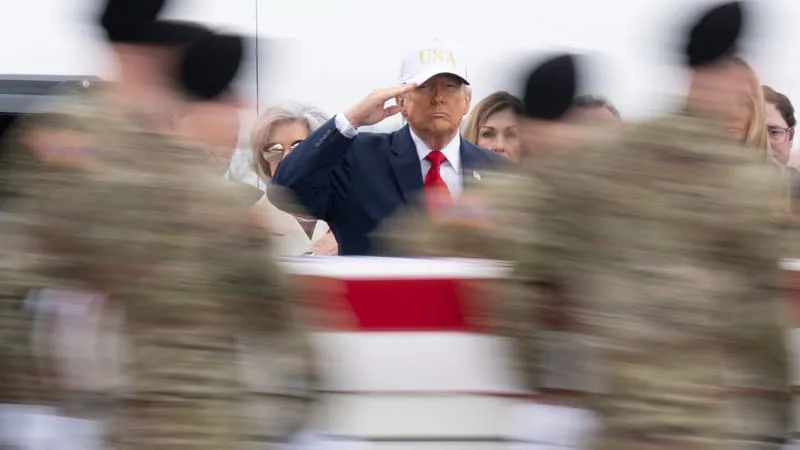 « NOS SOLDATS NE SERAIENT PAS TUÉS SI VOUS NE MENIEZ PAS UNE GUERRE INUTILE »: L’AMÉRIQUE COMPTE À NOUVEAU SES MORTS AU MOYEN-ORIENT, DONALD TRUMP TIENT SA LIGNE