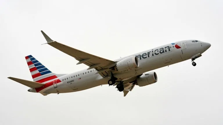 HUIT TOILETTES SUR 10 TOMBENT EN PANNE: UN BOEING 777 D’AMERICAN AIRLINES DOIT SE DÉROUTER POUR SOULAGER LES PASSAGERS