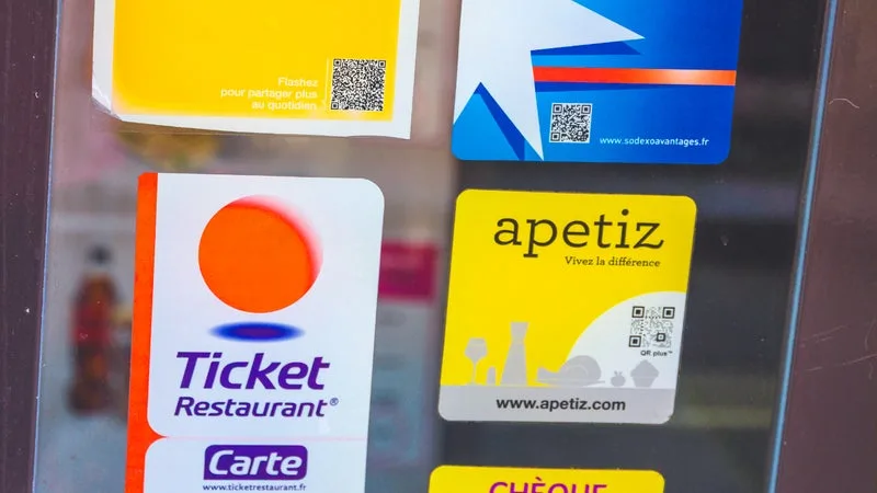 1,22 MILLIARD D’EUROS DE DÉPENSES « PERDUES » CHAQUE ANNÉE: UN SYNDICAT DE L’HÔTELLERIE-RESTAURATION ACCUSE LES SUPERMARCHÉS DE CAPTER UNE PART DE PLUS EN PLUS IMPORTANTE DES TITRES-RESTAURANT