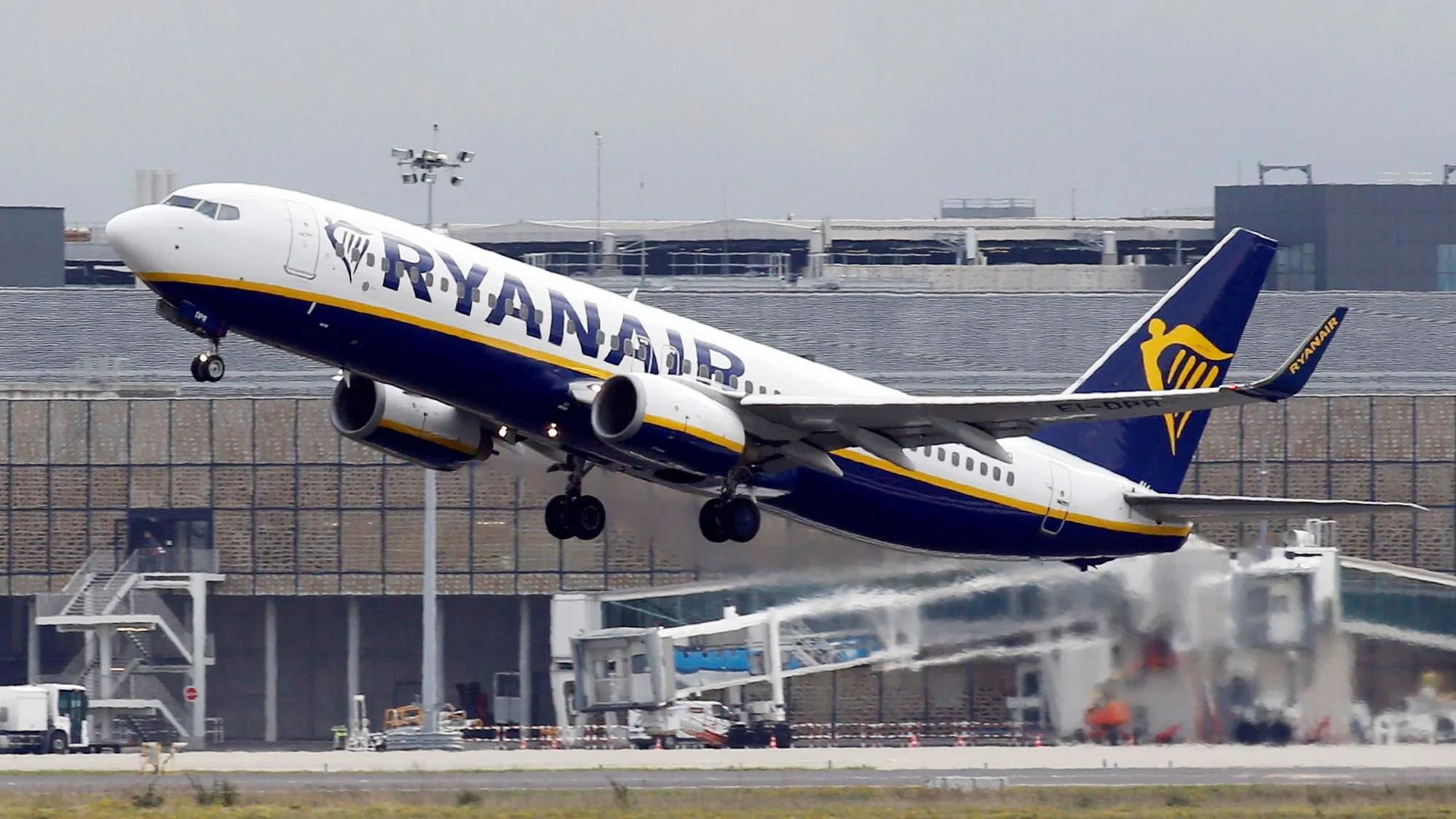 À BORD D’UN VOL RYANAIR, CE TOURISTE A ÉTÉ EN PARTIE ASPIRÉ HORS DE L’AVION APRÈS QUE SON HUBLOT S’EST DÉTACHÉ