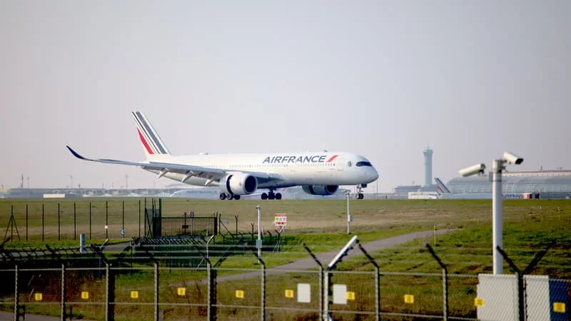 C’EST TROIS À CINQ FOIS MOINS QUE PRÉVU: À CAUSE DE LA GUERRE AU MOYEN-ORIENT, LE TRAFIC AÉRIEN À ROISSY ET ORLY NE DEVRAIT AUGMENTER QUE DE 0,5% EN 2026