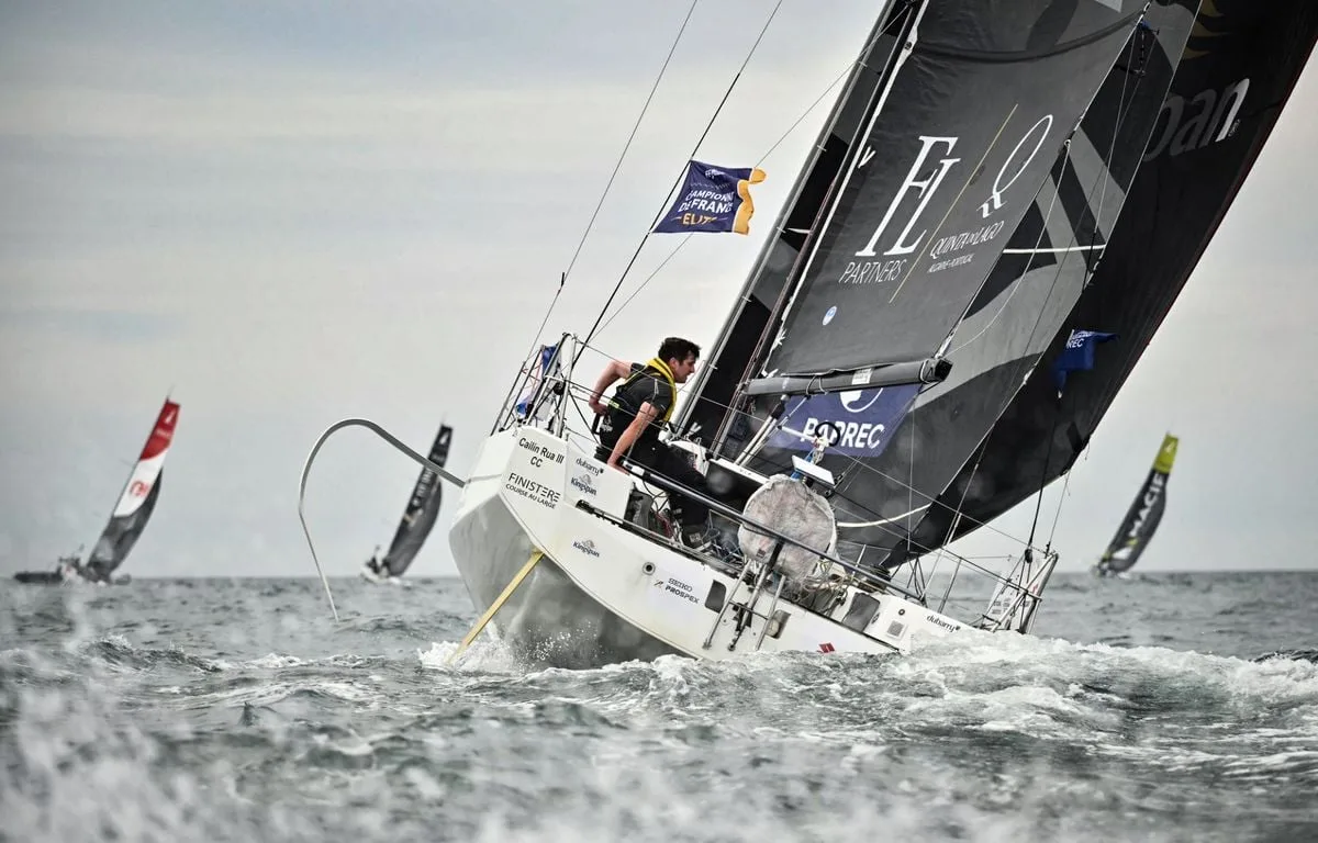 SOLITAIRE DU FIGARO : EN TÊTE, TOM DOLAN S’ÉCHOUE SUR DES ROCHERS ET EST SECOURU PAR UN HÉLICOPTÈRE DE LA MARINE