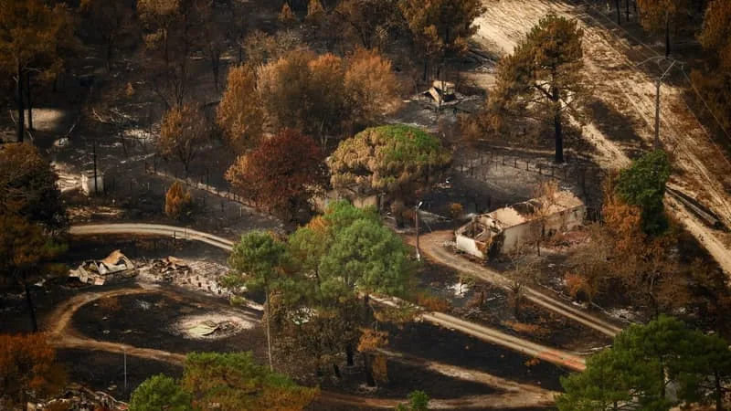 « IL Y A DES ENDROITS OÙ IL VA FALLOIR ACCEPTER DE NE PLUS CONSTRUIRE »: POURQUOI LA RECONSTRUCTION À L’IDENTIQUE APRÈS LES INCENDIES EN GIRONDE ET DANS LES LANDES N’EST PLUS UNE SOLUTION ADAPTÉE