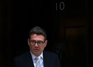 ROYAUME-UNI : LE PREMIER MINISTRE ANDY BURNHAM PROMET UN CONTRÔLE ACCRU DE L’ÉTAT SUR LES SERVICES ESSENTIELS