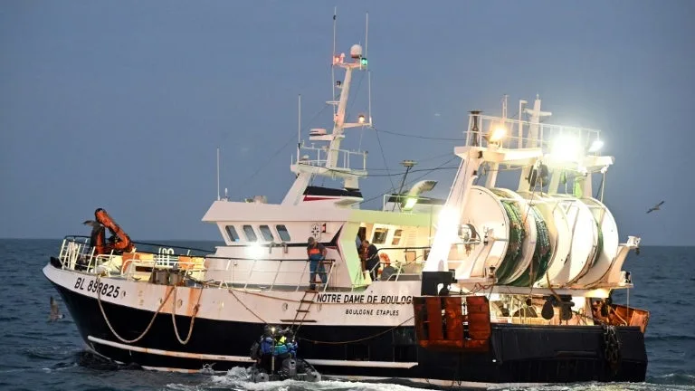 NAUFRAGE DU CHALUTIER FRANÇAIS MARANELLO: L’ÉPAVE LOCALISÉE AU SUD-OUEST DE PLYMOUTH, UNE ENQUÊTE OUVERTE