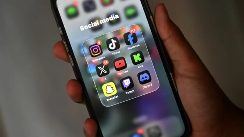 « PAS QU’UNE SIMPLE TENDANCE SUR LES RÉSEAUX SOCIAUX », LES MASCULINISMES SONT « UN RISQUE RÉEL POUR NOTRE DÉMOCRATIE ET NOTRE COHÉSION SOCIALE »: UN RAPPORT SÉNATORIAL ALERTE SUR LA MÉCANIQUE DES PLATEFORMES QUI PROPULSE CES CONTENUS MISOGYNES