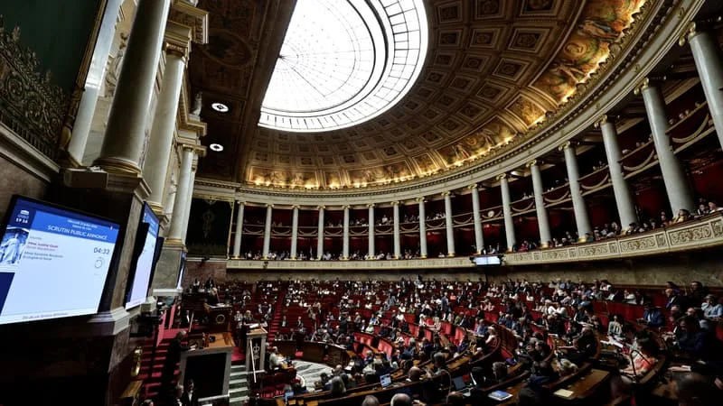 DÉFICIT QUI SE CREUSE, CRÉDITS BLOQUÉS POUR LA DÉFENSE, AIDES SUSPENDUES POUR LES AGRICULTEURS… L’INSPECTION GÉNÉRALE DES FINANCES ALERTE SUR LES RISQUES MAJEURS D’UNE FRANCE SANS BUDGET EN 2027