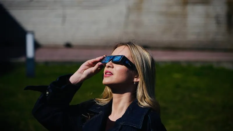HORAIRES, PROTECTION, PHOTOS… TOUT SAVOIR SUR L’ÉCLIPSE SOLAIRE VISIBLE CE MERCREDI DANS LE CIEL FRANÇAIS