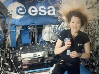 « ON NE SAIT JAMAIS CE QUE L’ESPACE NOUS RÉSERVE » : DISCUSSION AVEC SOPHIE ADENOT DEPUIS L’ISS