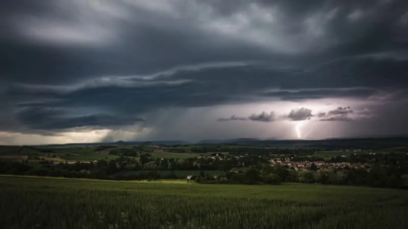 MÉTÉO-FRANCE PLACE 15 DÉPARTEMENTS EN VIGILANCE ORANGE POUR UN RISQUE D’ORAGES VIOLENTS