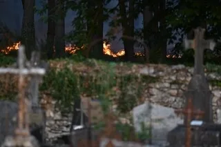UN IMPORTANT INCENDIE RAVAGE UNE FORÊT DU MAINE-ET-LOIRE : « DEUX PERSONNES ÉVACUÉES », DES ROUTES À ÉVITER