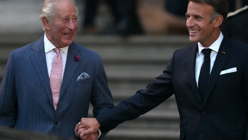« MERVEILLEUX, TRÈS SPÉCIAL »: CHARLES III ET EMMANUEL MACRON CÉLÈBRENT LES LIENS FRANCO-BRITANNIQUES APRÈS AVOIR ADMIRÉ LA TAPISSERIE DE BAYEUX